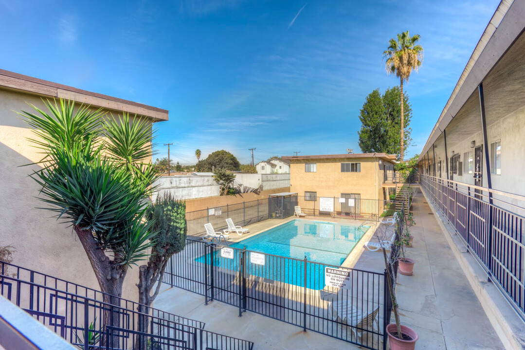 Le Chateau Apartments in Lynwood, CA - Building Photo