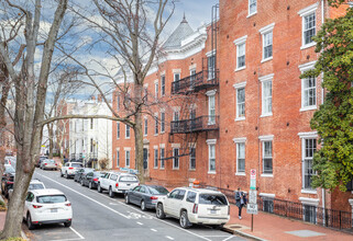 1301 33rd St NW in Washington, DC - Foto de edificio - Building Photo