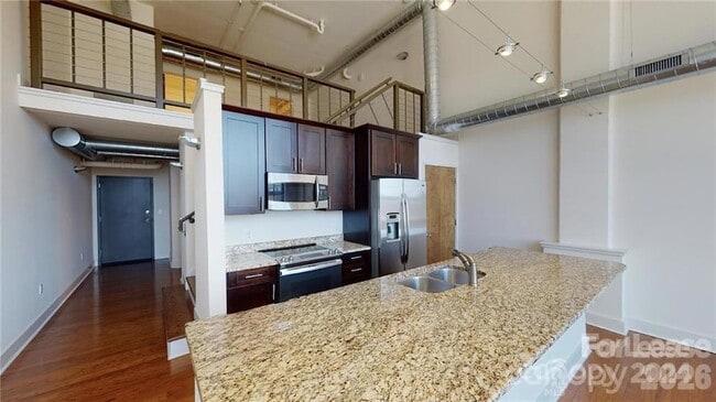 715 N Graham St, Unit 305 in Charlotte, NC - Building Photo - Building Photo