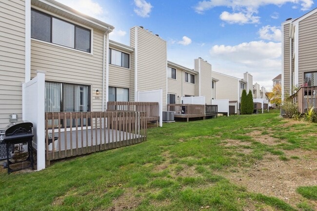 335 Monticello Dr, Unit 1D in Branford, CT - Building Photo - Building Photo