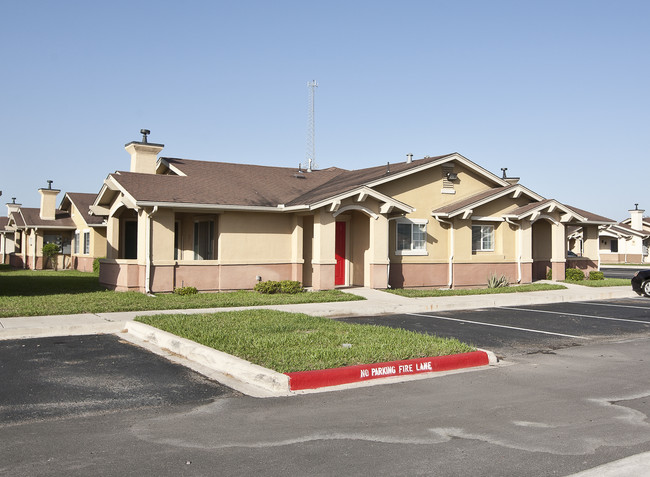 Jardines De La Fuente in Pharr, TX - Foto de edificio - Building Photo