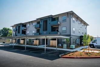 Crossings at Center Street in Salem, OR - Foto de edificio - Building Photo