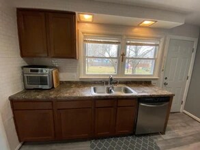 22801 Euclid St in St Clair Shrs, MI - Foto de edificio - Building Photo