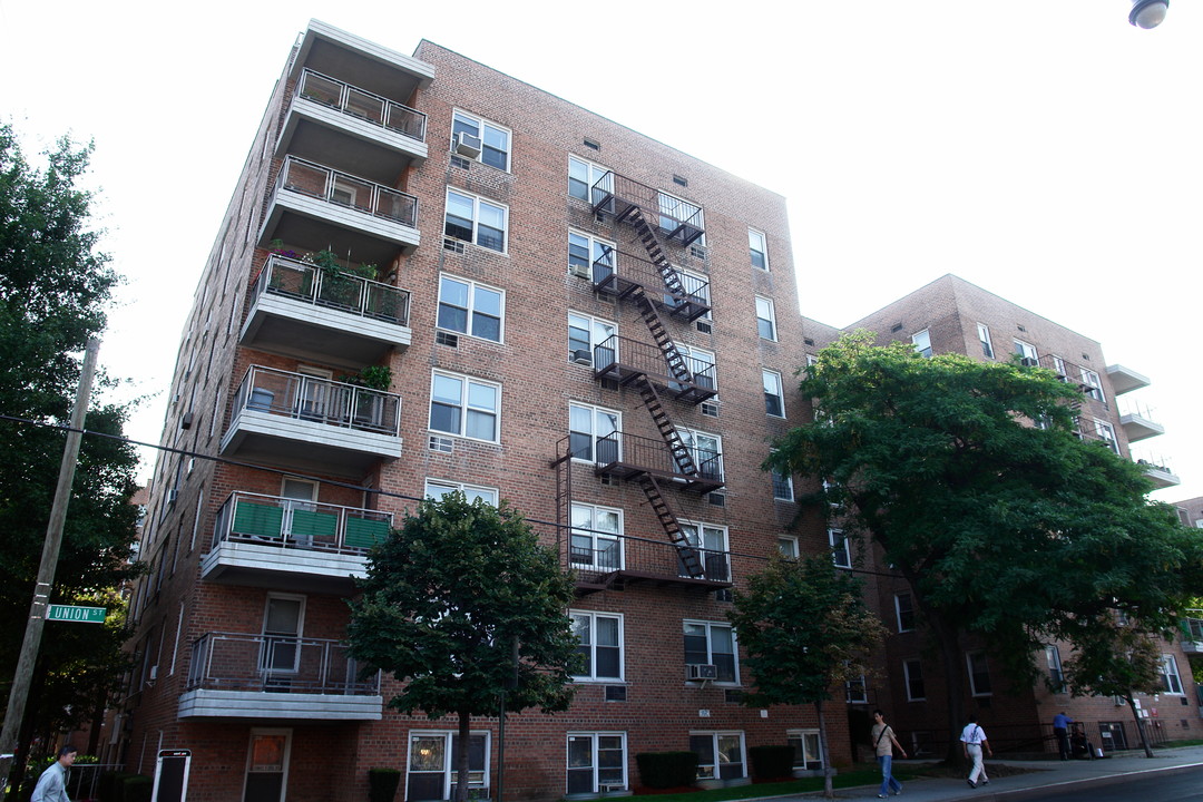 Glen Ora in Flushing, NY - Building Photo