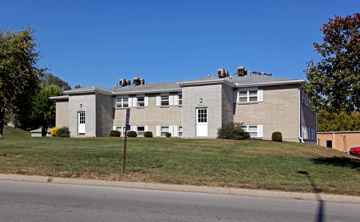 Greystone Garden Apartments in Riverside, MO - Building Photo