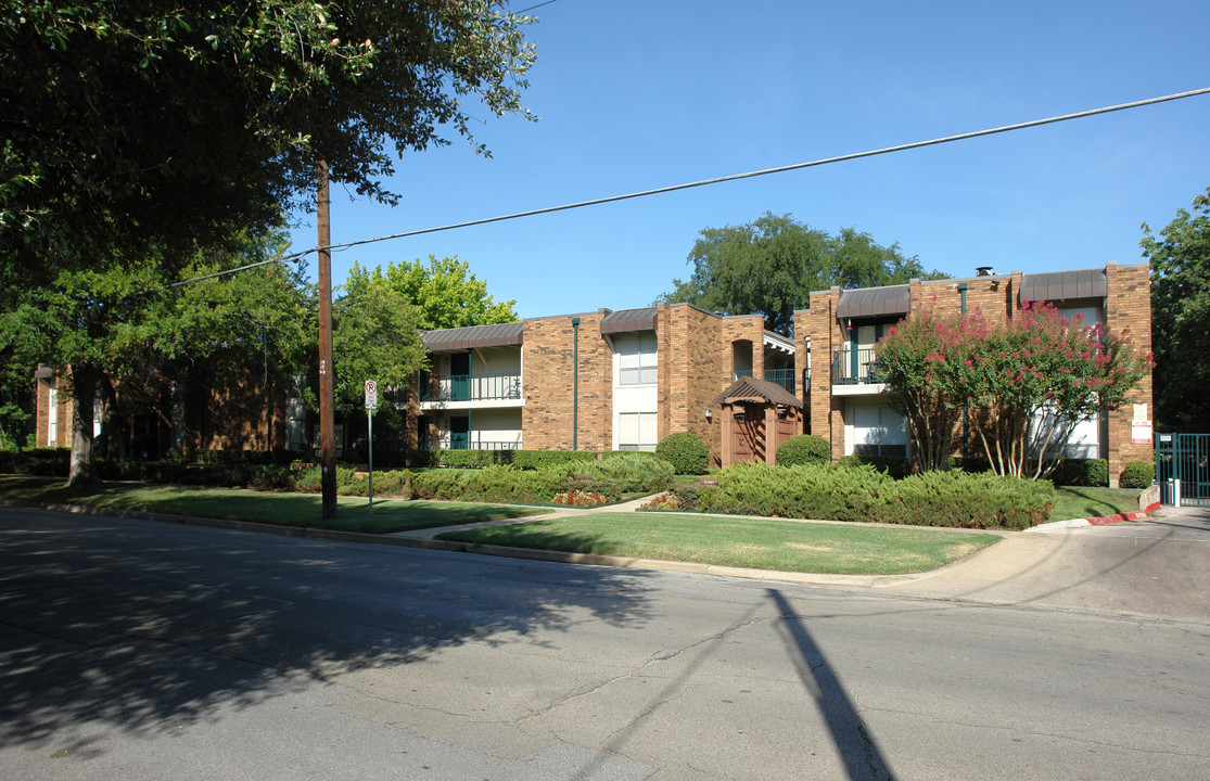 Somerset II in Dallas, TX - Building Photo