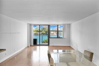 10101 E Bay Harbor Dr in Bay Harbor Islands, FL - Building Photo - Building Photo