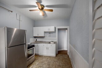 62 Holton Avenue South in Hamilton, ON - Building Photo - Interior Photo