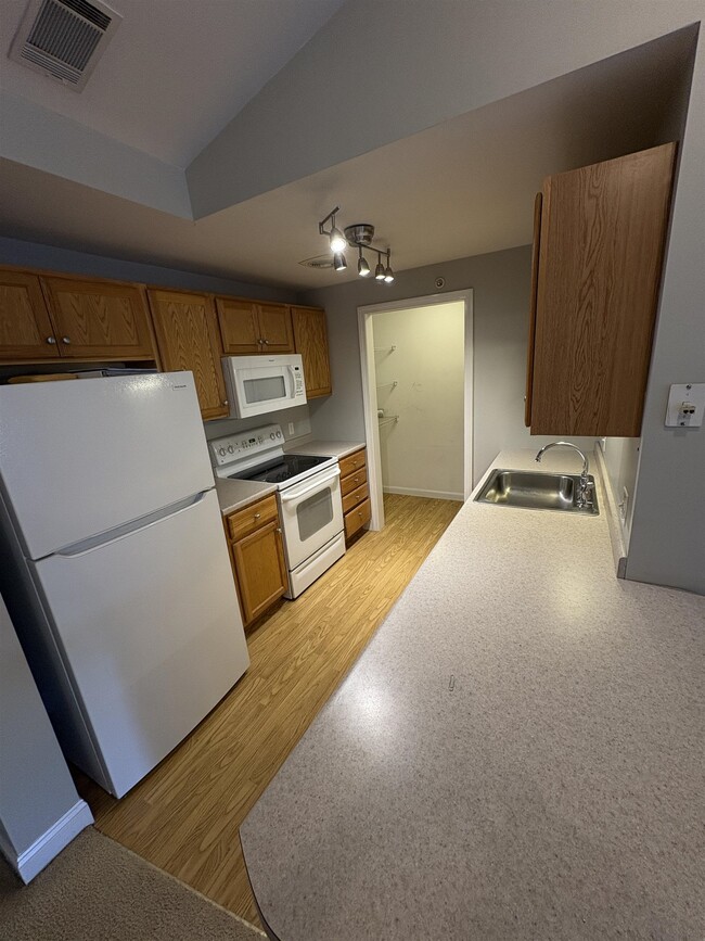 2 Crestview Cir in Londonderry, NH - Building Photo - Building Photo