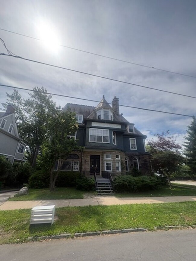600 W High St