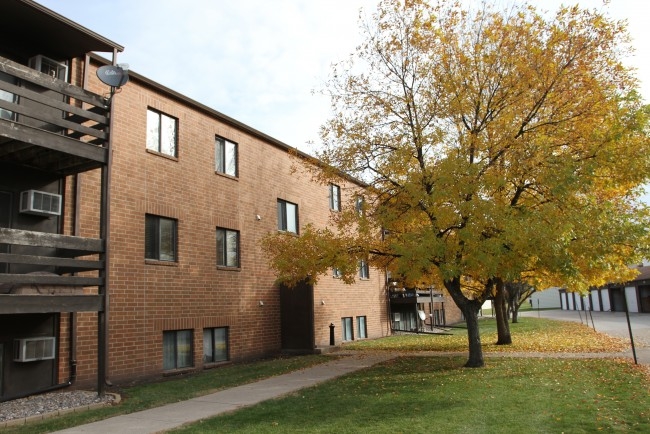 Columbia Apartments in Grand Forks, ND - Building Photo