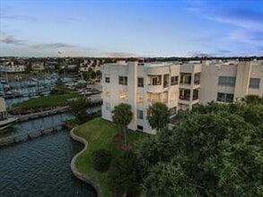 1302 Marina Bay Dr in Clear Lake Shores, TX - Building Photo - Building Photo
