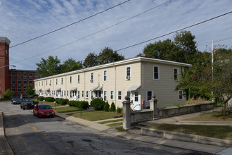 2-24 Oakleigh Ave in North Providence, RI - Foto de edificio - Building Photo