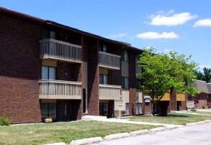 Plaza Apartments in Belleville, IL - Foto de edificio - Building Photo