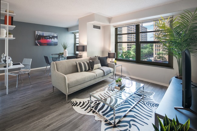 Twin Towers Apartments in Chicago, IL - Foto de edificio - Building Photo