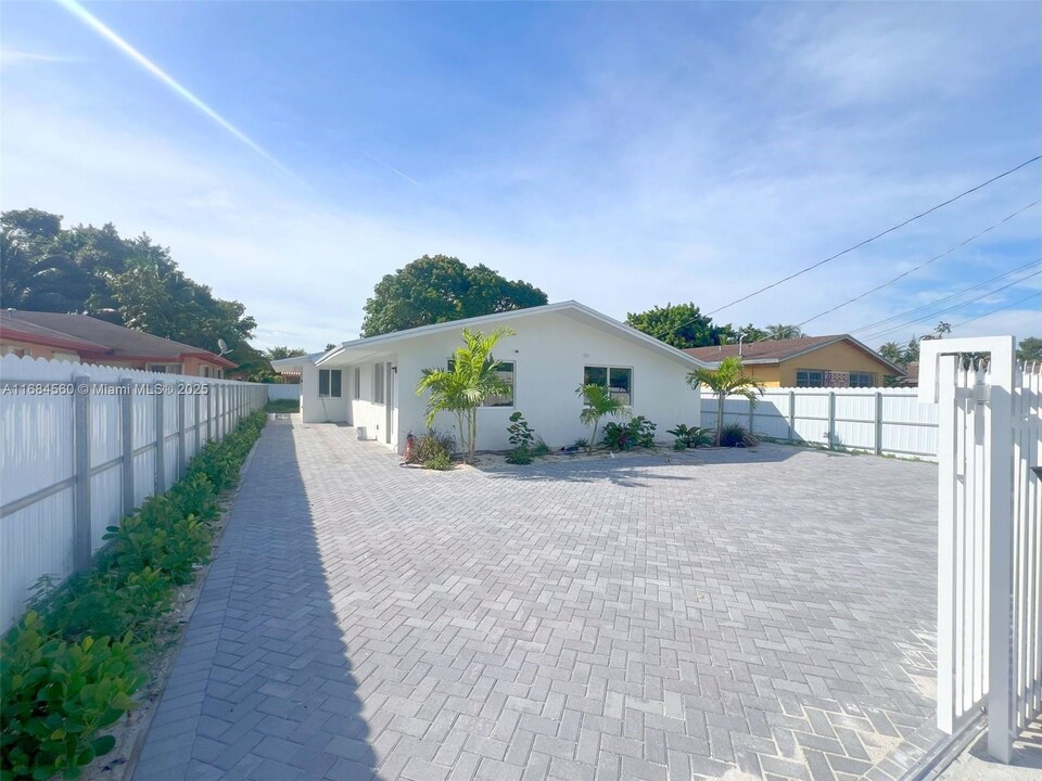 850 NW 109th St in Miami, FL - Building Photo