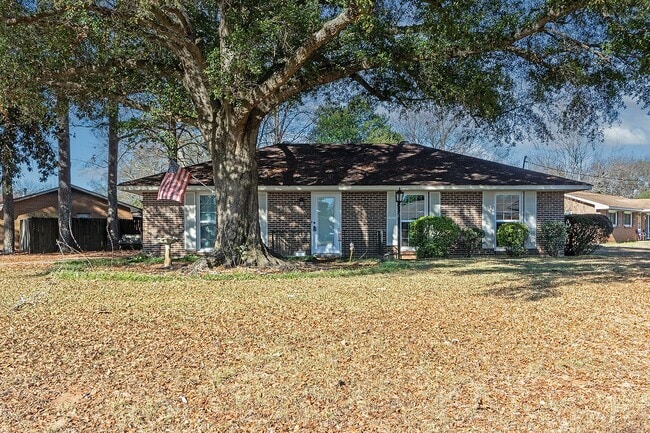 property at 118 Warwick Dr