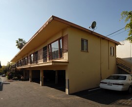 323 N Chevy Chase Dr in Glendale, CA - Foto de edificio - Building Photo