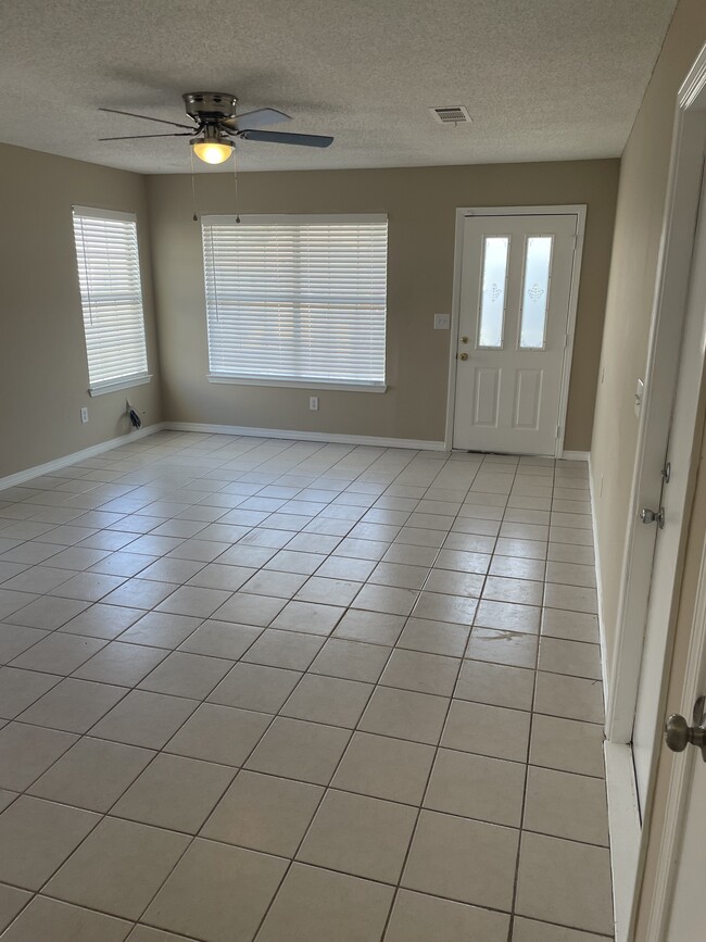 426 Apple Dr in Crestview, FL - Foto de edificio - Building Photo