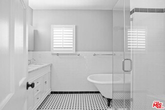 329 N Swall Dr in Beverly Hills, CA - Building Photo - Building Photo