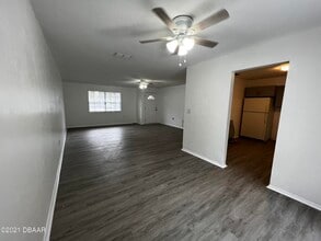 300 Hopkins Ave in Holly Hill, FL - Building Photo - Building Photo