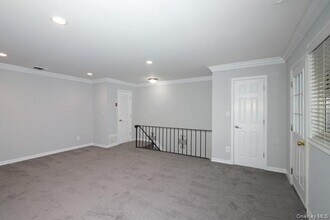 111 College Rd in Selden, NY - Foto de edificio - Building Photo