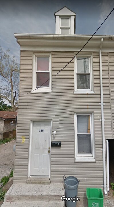 229 Franklin Way in York, PA - Building Photo