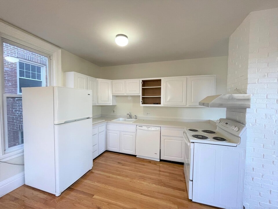 14 Chestnut St, Unit 2 in Malden, MA - Building Photo