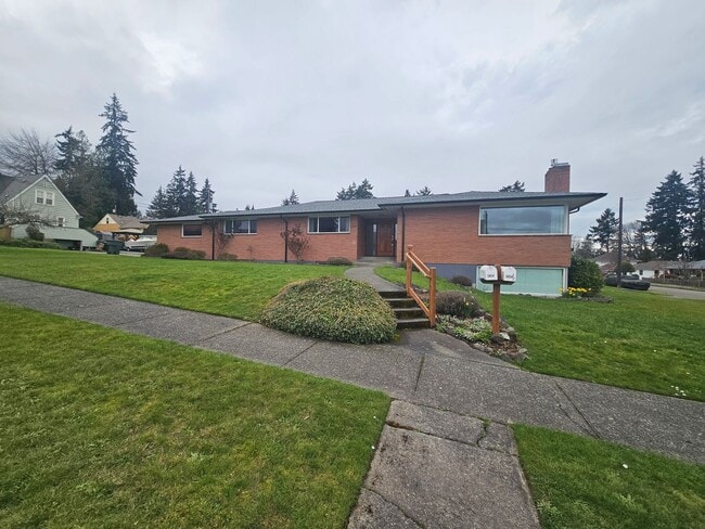 1404 S Cherry St in Port Angeles, WA - Building Photo - Building Photo