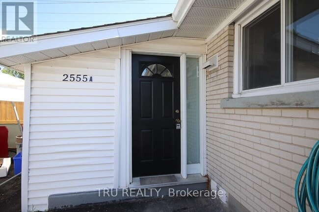 2555 Iris St in Ottawa, ON - Building Photo - Building Photo