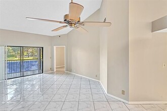 5532 Courtyard Dr in Margate, FL - Building Photo - Building Photo