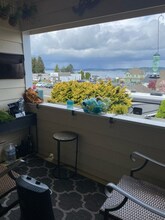 1715 Rainier St, Unit D in Steilacoom, WA - Foto de edificio - Building Photo