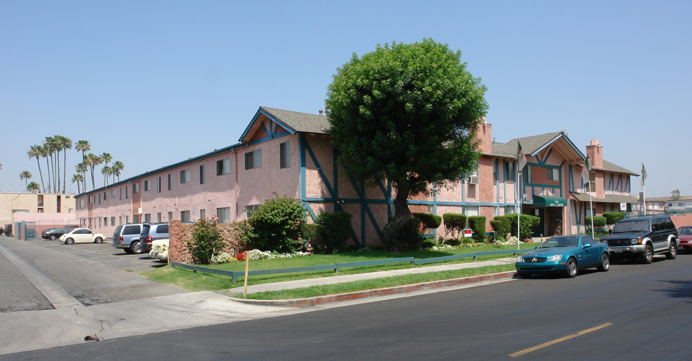 Royal Garden Apartments in Panorama City, CA - Building Photo