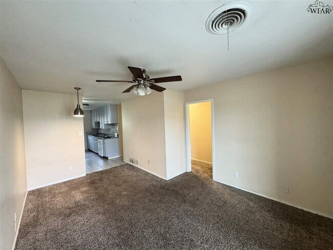 1012 W Hwy St in Iowa Park, TX - Building Photo - Building Photo