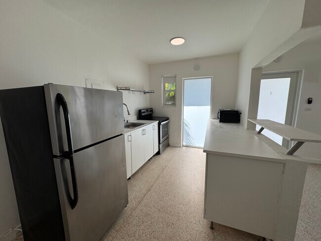 1365 NE 105th St, Unit 1 in Miami Shores, FL - Building Photo - Building Photo