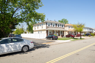 Garden Apartments in Staten Island, NY - Building Photo - Building Photo