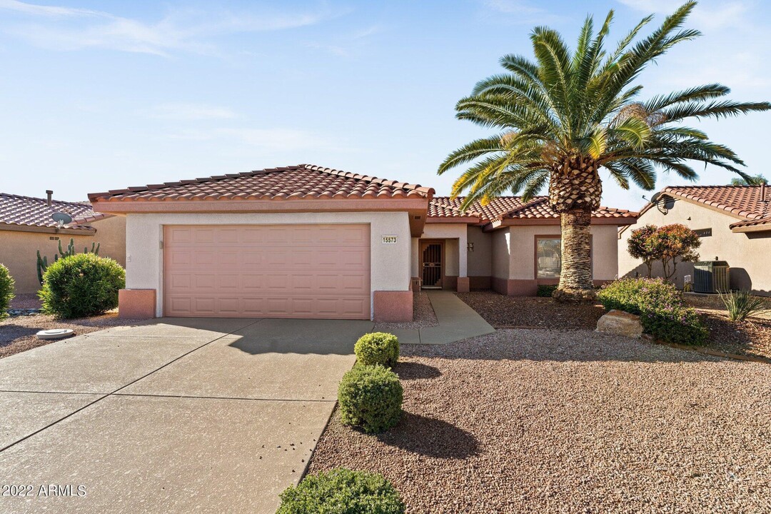 15573 W Vista Grande Ln in Surprise, AZ - Building Photo