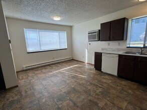 933 N Baker Ave in East Wenatchee, WA - Building Photo - Building Photo