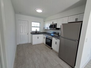 1042-1056 Old Bridge Road, Unit 1056 Old Bridge Road in North Fort Myers, FL - Foto de edificio - Building Photo