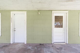 203 W Powell St in Willis, TX - Building Photo - Building Photo