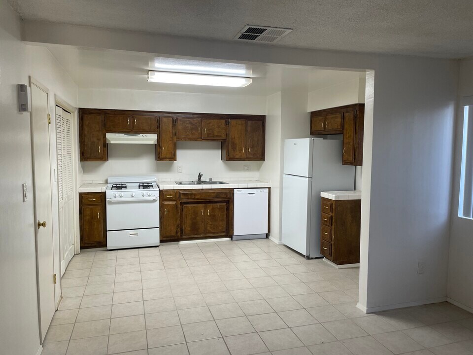 109 Decatur St in Bakersfield, CA - Building Photo