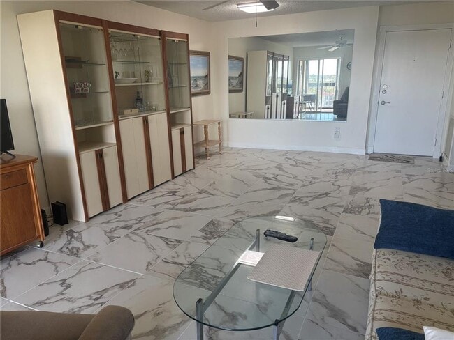 19029 US Hwy 19 N in Clearwater, FL - Foto de edificio - Building Photo