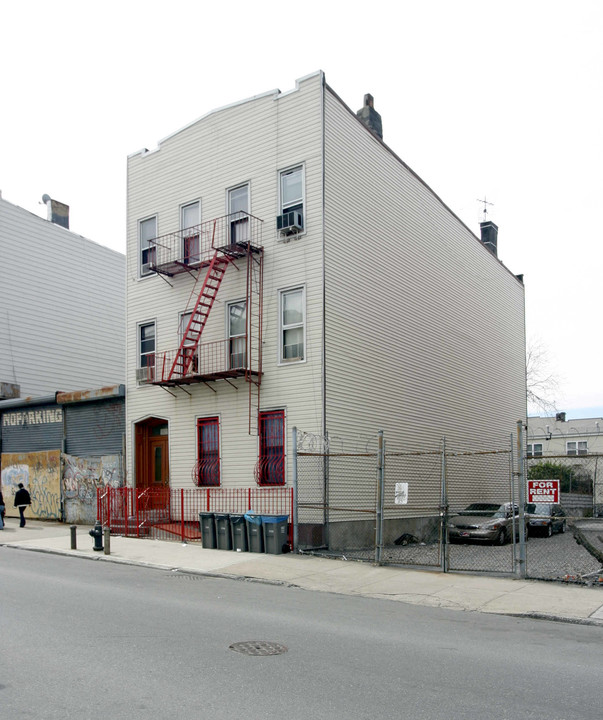 223 Troutman St in Brooklyn, NY - Building Photo