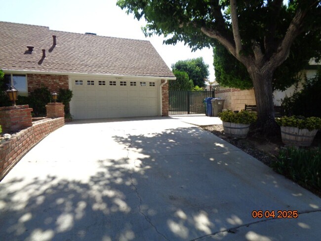 43901 Fabrik Ave in Lancaster, CA - Building Photo - Building Photo