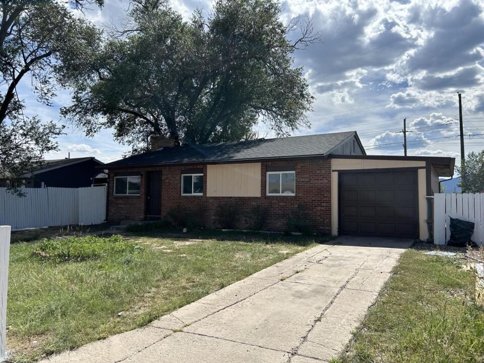 2582 Chimayo Dr in Colorado Springs, CO - Foto de edificio