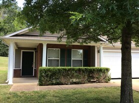 2727 Sutherland Dr in Thompson's Station, TN - Building Photo