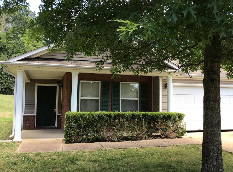 2727 Sutherland Dr in Thompson's Station, TN - Foto de edificio