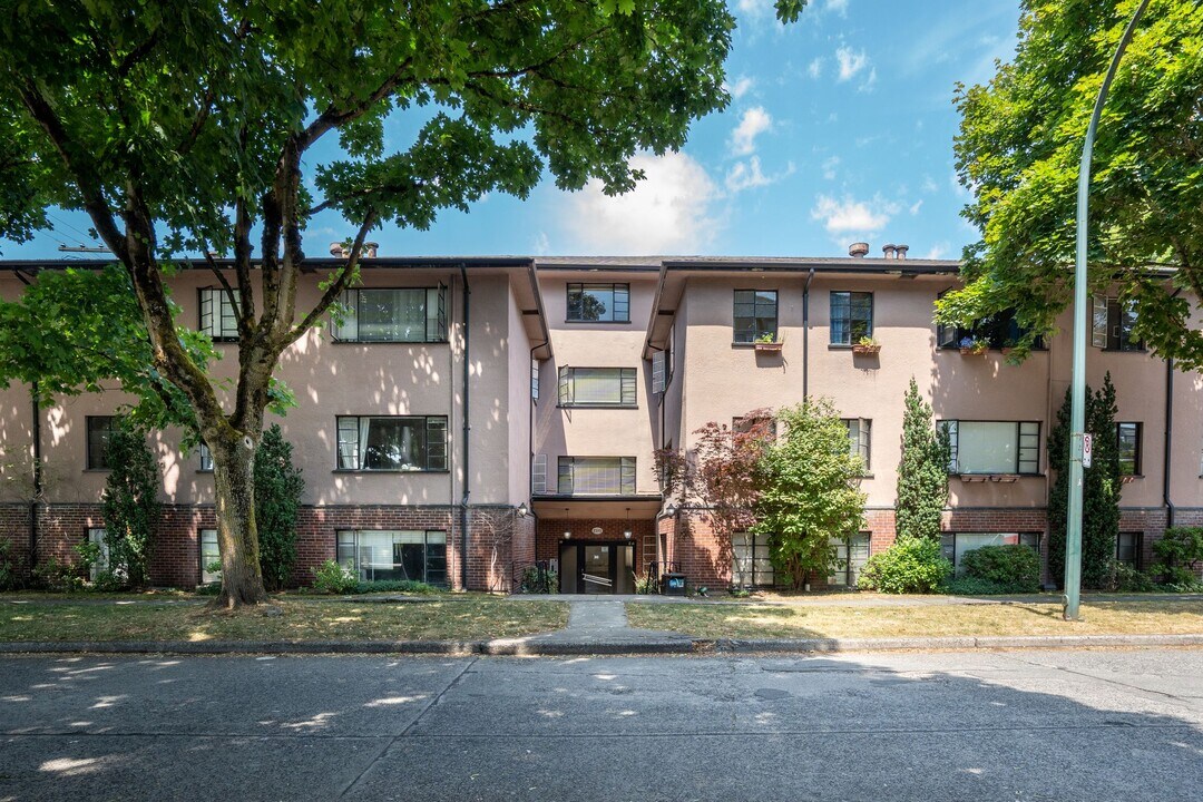 2105 W 47th Ave in Vancouver, BC - Building Photo