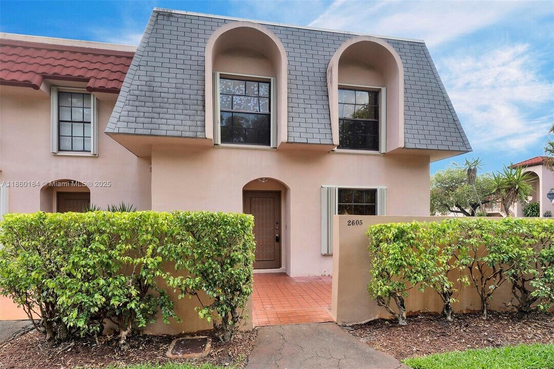 2605 SW 73rd Way in Davie, FL - Building Photo