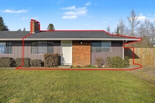 421-423 Toliver Rd in Molalla, OR - Building Photo